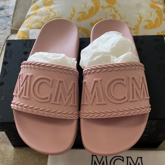 Mcm pink rubber slide - Picture 1 of 8